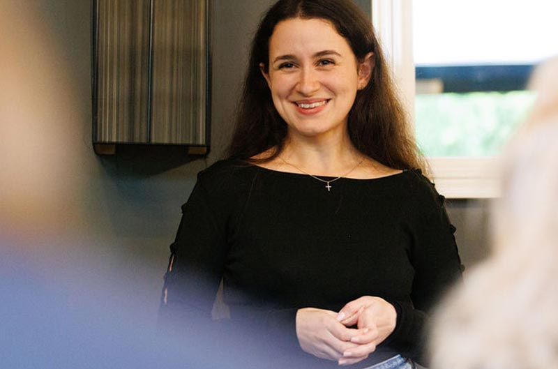 hanseredner-hamburg-rhetoriktraining-rednerin-feedback Teilnehmerin der Hanseredner Hamburg hält eine Rede und erhält Feedback beim Rhetoriktraining.