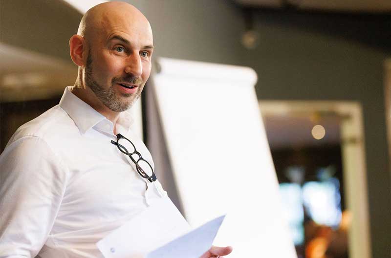 Führungskompetenz entwickeln bei den Hanserednern in Hamburg Mitglied der Hanseredner Hamburg spricht vor der Gruppe und trainiert seine Führungskompetenzen beim Toastmasters-Meeting.