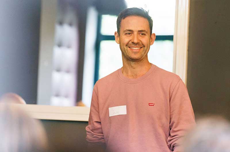 Lampenfieber abbauen bei den Hanserednern in Hamburg Teilnehmer der Hanseredner Hamburg spricht vor Publikum in entspannter Atmosphäre, um Lampenfieber abzubauen.